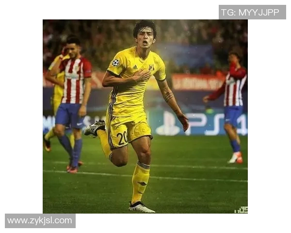 男足球明星展现完美肌肉身材的魅力瞬间与健身秘籍分享