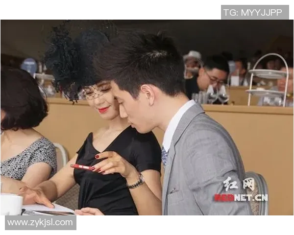 美女与足球明星亲密合影展现魅力与风采引发热议与关注